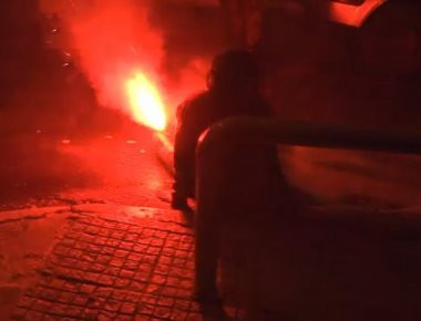 Τραυματισμός δικηγόρου στα Εξάρχεια - Της καρφώθηκε φωτοβολίδα στο γόνατο! (σκληρό βίντεο)